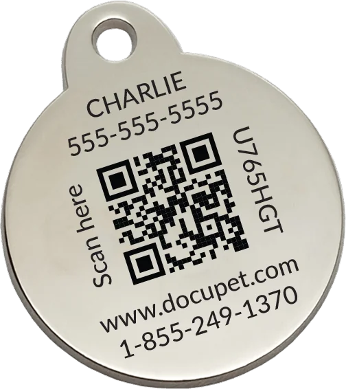Verso de la médaille DocuPet personnalisée de Charlie avec son nom, un numéro de téléphone, un code QR, l’identifiant de la médaille et la ligne d’aide DocuPet